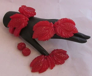 Vintage Bakelite Deep Carved Red Strawberry Bracelet Earrings Pin 4Pc Parure Set - Bild 1 von 8