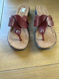 Naturalizer Size 6  Leather Thong Sandals Woven Strap Design Cushioned Soles Red - Picture 1 of 6
