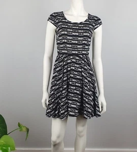 Only True Streetwear Size XS 8 A Line Pleat Skater Dress Black White Maybe Okay - Imagen 1 de 13