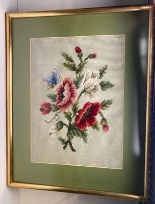 Cuadro bordado a punta de aguja de colección enmarcado acabado flores y mariposa 18x14 Foto 1 de 4