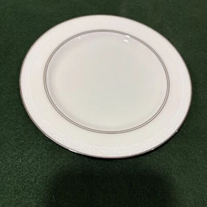 Plato de mantequilla Kate Spade Lenox punta de ciprés blanco platino 6,25" porcelana de hueso NUEVO - Imagen 1 de 4