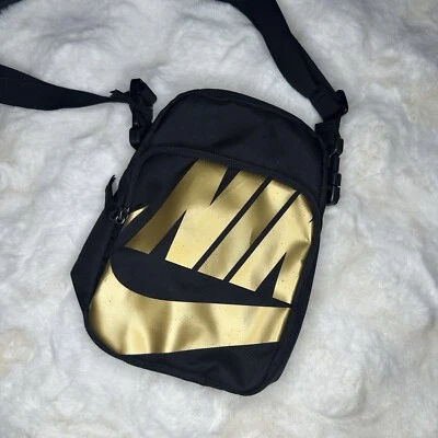 Bandolera Nike Bag negra y dorada Foto 1 de 4