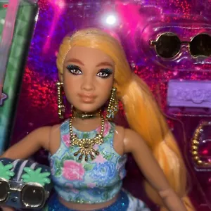 Mattel - Barbie Extra Fancy Puppe Blumenkleid Sonnenbrille Katze - Bild 1 von 4