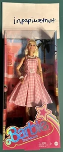 Vestido de guinga rosa coleccionable muñeca Barbie The Movie nuevo ¡ENVÍO RÁPIDO GRATUITO! - Imagen 1 de 3
