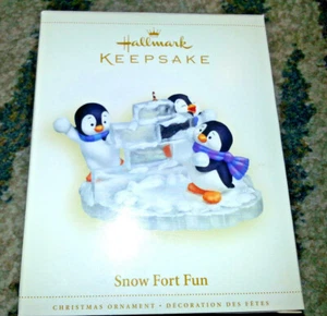 Hallmark Andenken 2006 Schnee Fort Spaß Pinguine Weihnachten Ornament Neu - Bild 1 von 2