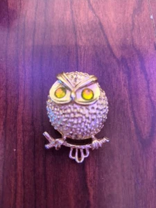 Spilla vintage SarahCov piccolo gufo accidentato tono oro con occhi di strass verdi - Foto 1 di 2