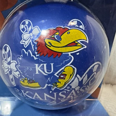 NCAA Universidad de Kansas KU Jayhawks Vidrio Árbol de Navidad Adorno Oficial Nuevo en Caja Foto 1 de 4