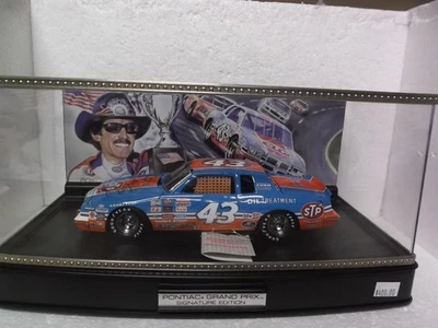 RICHARD PETTY FRANKLIN MINT 200th WIN PONTIAC GRAND PRIX SIGNATURE EDITION 1:24 - Image 1 of 4