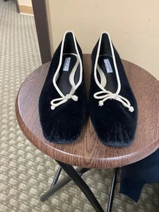 Women NWOT "Antonio Melani" blk velour/beige trim ballet shoes. Size 5.5M - Picture 1 of 3