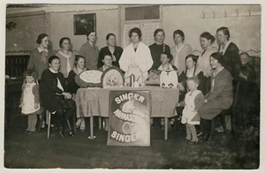 Emaille-Schild SINGER NÄHMASCHINEN Gruppenfoto Näherinnen * Foto-AK um 1920 - Bild 1 von 1