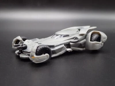 BATMAN Vs Superman Batmobile 1:50 Scala da Collezione Diorama Modellino Auto - Immagine 1 di 4