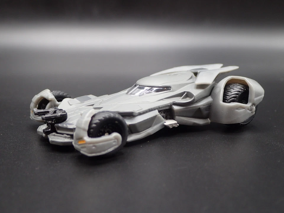 BATMAN Vs Superman Batmobile 1:50 Scala da Collezione Diorama Modellino Auto - Immagine 1 di 4