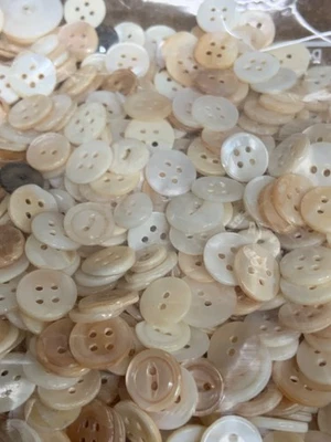 500 Vintage to Antique Mother of Pearl Buttons. - Image 1 of 4