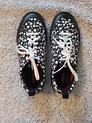 Zapatos florales blancos y negros Levi's 9 para mujer, zapatillas bajas Foto 1 de 4