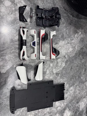 1/18 AUTOART KOENIGSEGG ONE:1 PEBBLE WHITE/CARBON FIBER/RED ACCENTS PARTS ONLY** - Image 1 of 4