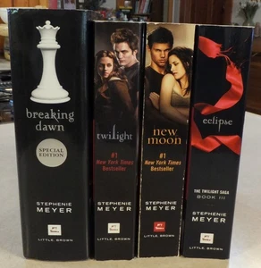 TWILIGHT SAGA LOT BY STEPHENIE MEYER WITH POSTERS & DVD PAPERBACKS & ONE HC - Foto 1 di 17