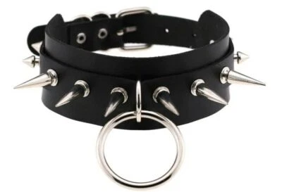 Collier de soumise en "cuir" noir avec anneau et pointes, 4 x 42 cm / SM - Photo 1/2