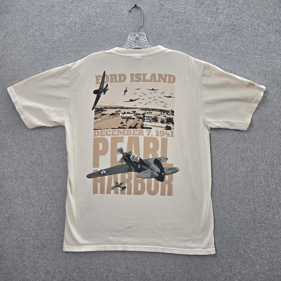 Camiseta masculina Crazy Shirts M bege estampa gráfica Pearl Harbor avião lembrança camiseta - Imagem 1 de 4