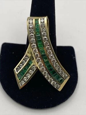 Conjunto de colgante deslizante estilo cinta de oro amarillo de 14k diamante y canal esmeralda Foto 1 de 4