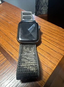 Apple Watch SE 40MM **Parts Only** - Photo 1 sur 2