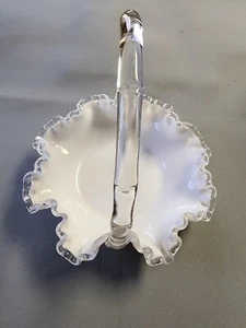 Cesta de vidrio esmerilado Fenton años 60 "Silver Crest" borde con volantes mango transparente de colección - Imagen 1 de 4