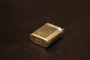 CRYSTAL - QUARTZ - 5000 kHz - 5.00 MHz - ham radio - CR-18/U case - GRC-9 - Zdjęcie 1 z 2
