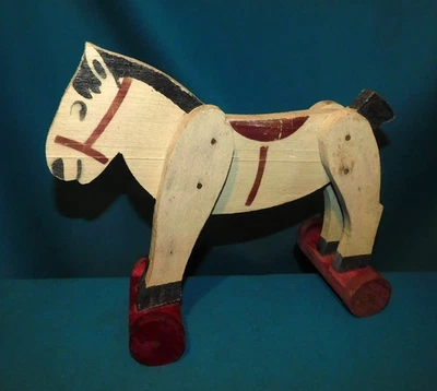 ANCIEN JOUET A TIRER . CHEVAL BLANC EN BOIS POLYCHROME . L 30cm H 27cm . 1920 - Photo 1/4