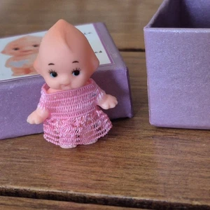 Muñeca Kewpie Variedad Doméstica En Vestido Púrpura Caja Original, Linda Pequeña Coleccionable - Imagen 1 de 9