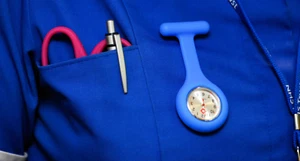 FOB Doctor Enfermera Broche Reloj Analógico Cuarzo Clip-on Bolsillo Silicona Solapa Reloj - Imagen 1 de 7