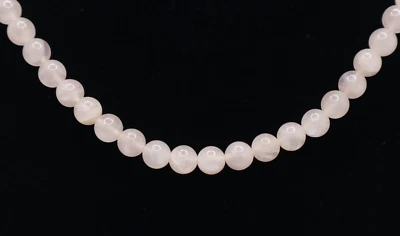 Collar de cuentas de cuarzo rosa con broche de oro amarillo de 14K Foto 1 de 4