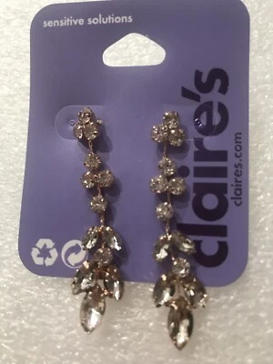 Pendientes de diamantes de imitación perforados florales tono oro rosa de Claire’s totalmente nuevos Foto 1 de 4