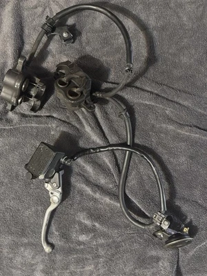 09-17 YAMAHA FZ6R OEM SISTEMA DE FRENOS DELANTEROS CILINDRO MAESTRO JUEGO PAR PINZAS Foto 1 de 4