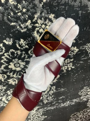 Cinturón Cartier vintage de cuero borgoña para mujer con esmalte dorado y negro  Foto 1 de 4