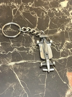 Llavero de peltre vintage TEAM KOOL cigarrillos VERDE Indy Race Car 2,25" Foto 1 de 4