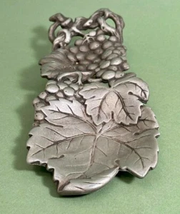 Vintage Arthur Court Aluminiumguss Löffelablage mit Traube & Weinrebe Design / 1993  - Bild 1 von 6