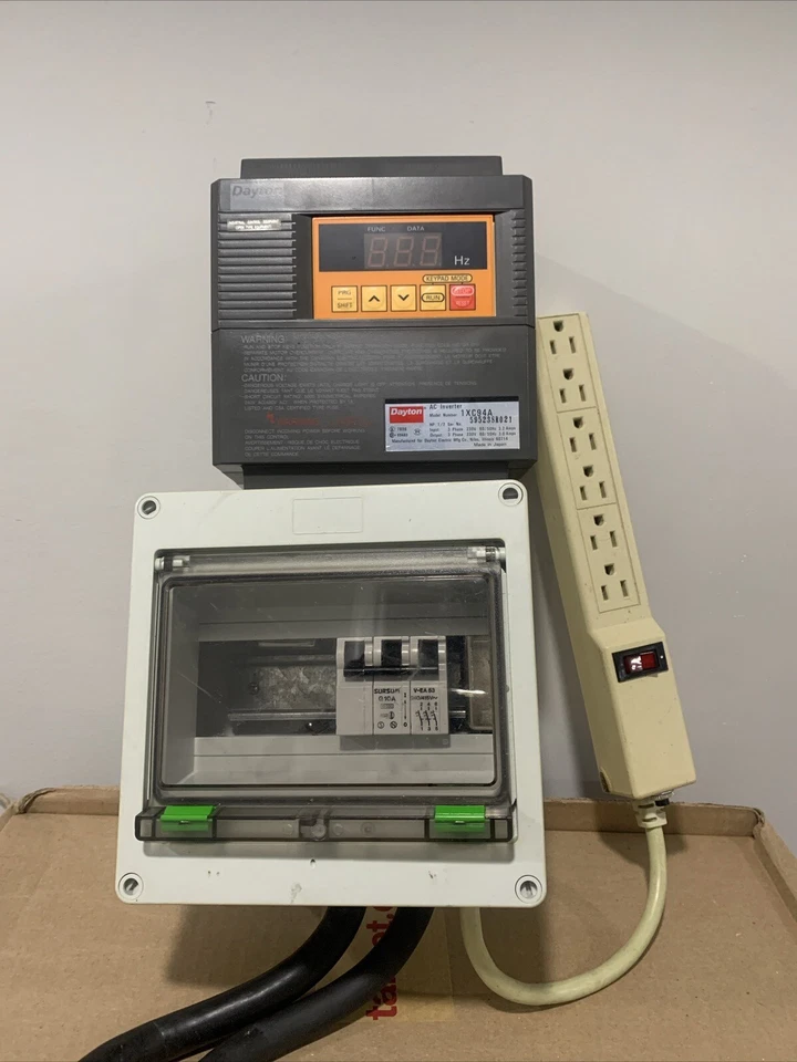 INVERSOR DE AIRE ACONDICIONADO DAYTON 1XC94A 200-230V 1/2 HP con gabinete/rompedor Altech V-EA 53 Foto 1 de 4