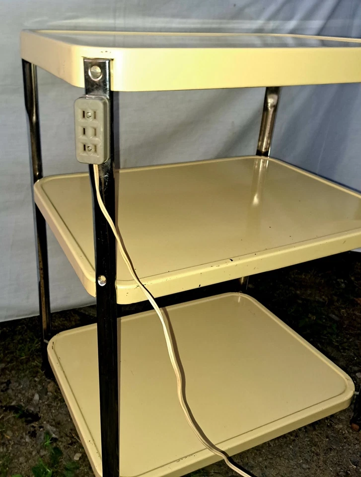 Carro rodante de cocina amarillo de 3 niveles de metal y cromo vintage con toma de corriente Foto 1 de 4