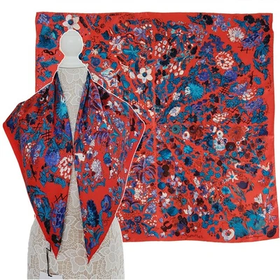 BUFANDA SALVATORE FERRAGAMO FIRMA TEMPORADA DE FLORES ESTAMPADO MULTICOLOR SEDA 35" $470 Foto 1 de 4