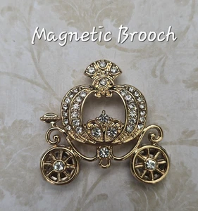 Broche MAGNÉTICO Princess Pumpkin Carriage. Joyas de Halloween de oro y cristal. - Imagen 1 de 6