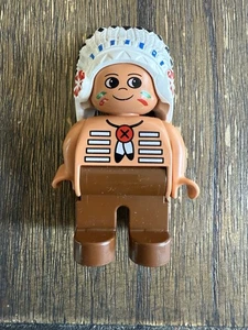 Lego Duplo INDIAN CHIEF MAN FIGUR Federkopf Kleid 1998 Indianer - Bild 1 von 6
