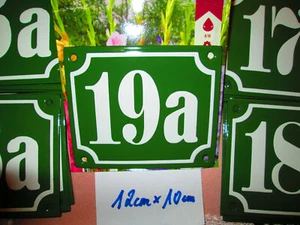 Hausnummer Nr. 19a weiße Zahl auf grünem  Hintergrund 12 cm x 10 cm Emaille - Picture 1 of 12