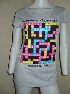 ¡NUEVO! CAMISETA KAWAII MEDIANA DE PUZZLE DE LOAL EJÉRCITO CRUCIGRAMA - Imagen 1 de 1