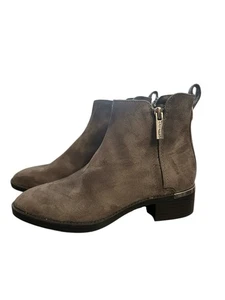 ¡NUEVO! Calvin Klein Deniece Botines Tacón Bloque Gamuza Mujer’s Botas Gris 5 M - Imagen 1 de 7