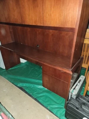 Executive Mahagony wood desk with credenza and hutch - Image 1 of 4