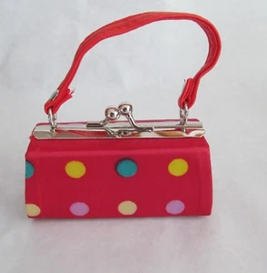 Cartera satinada roja con lunares se adapta a muñecas chicas americanas de 18 - Imagen 1 de 1