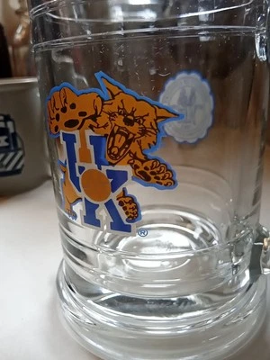 Caneca de cerveja basquete masculina vintage da Universidade de Kentucky. (Língua enrolada). - Imagem 1 de 4