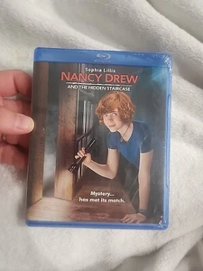 Nancy Drew und die versteckte Treppe (Blu-ray, 2019) Brandneu Sophia Lillis - Bild 1 von 6