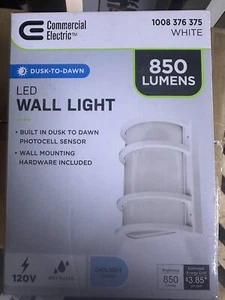 Integrated LED Dusk to Dawn Photocell Sensor Half Moon Security Wall Light NEW - Picture 1 of 1
