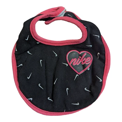 Babero de bebé Nike Drool Woosh logotipo deletreado para niñas negro y rosa 0-6M Foto 1 de 4