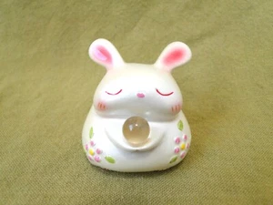 Weißes Kaninchen mit Kristallkugel Figur - Bild 1 von 5